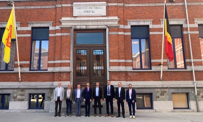 De gauche à droite : Serge Reinders (FN Herstal), Jean-Louis Lefevre (Urbéo), Frédéric Daerden (Bourgmestre de Herstal), Julien Compère (FN Herstal), Fabrice Lepoutre (Coriance), Jean-Christophe Botteman (FN Herstal), Jean-Baptiste Furia (Coriance), Frédéric Simon (Urbéo)  