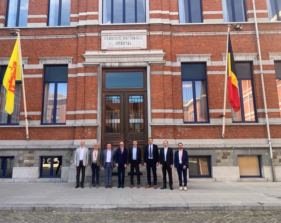 De gauche à droite : Serge Reinders (FN Herstal), Jean-Louis Lefevre (Urbéo), Frédéric Daerden (Bourgmestre de Herstal), Julien Compère (FN Herstal), Fabrice Lepoutre (Coriance), Jean-Christophe Botteman (FN Herstal), Jean-Baptiste Furia (Coriance), Frédéric Simon (Urbéo)  
